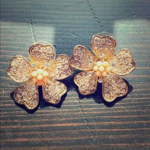 Fashion earrings in the shape of flowers